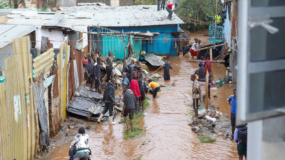Bewohner retten ihr Hab und Gut nach schweren Regenfällen in den Mathare-Slums von Nairobi. Foto: Joy Nabukewa/XinHua/dpa