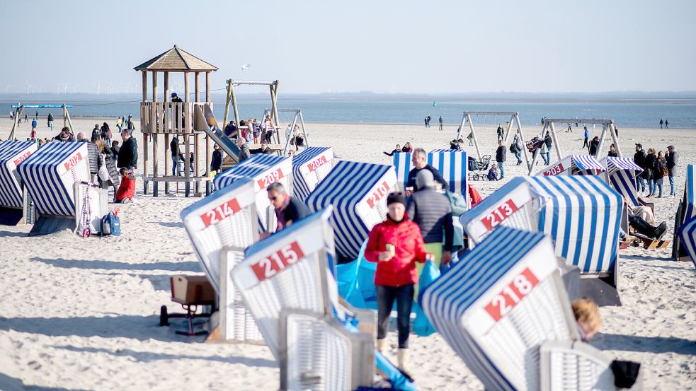 Zahlreiche Menschen waren zu Ostern bei sonnigem Wetter am Weststrand der Insel Norderney unterwegs. Foto: Dittrich/DPA