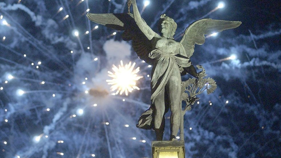Feuerwerk über der Karlsbrücke in Prag: Gemeinsam mit Tschechien feiern neun weitere Länder in der Nacht zum 1. Mai 2004 die Aufnahme in die EU. Foto: picture allaince/dpa/epa CTK Sterba