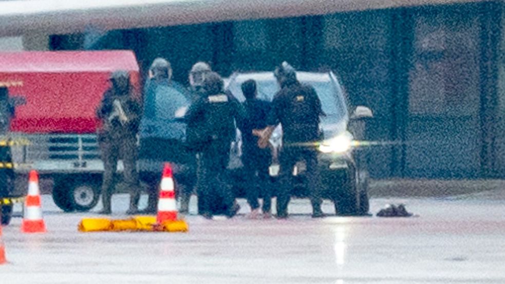 Mit seiner entführten Tochter im Auto soll der 35-Jährige drei Schranken durchbrochen haben und bis auf das Vorfeld des Hamburger Flughafens vorgefahren sein. Foto: Jonas Walzberg/dpa