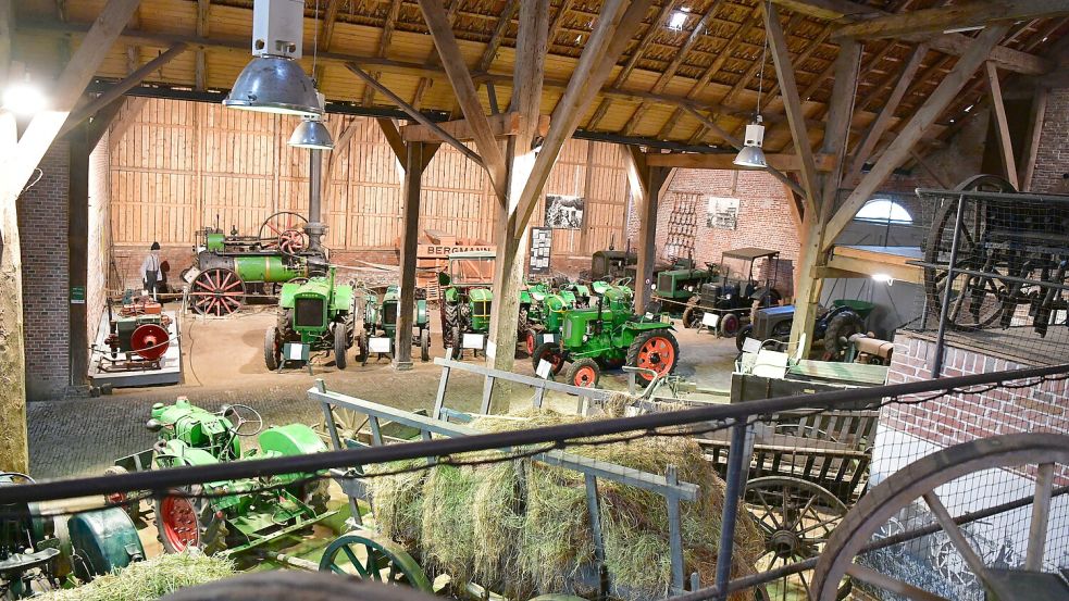 In den Scheunen sind alte landwirtschaftliche Maschinen ausgestellt.
