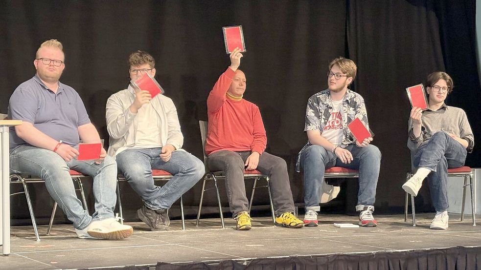 Die rote Karte gegen ein Tiktok-Verbot zeigten Hannes Langer (SPD, von links), Nikolai Heinzel (CDU), Kosta Holzer (FDP), Kai Beitelmann (Linke) und Lorenz Bahro (Grüne). Foto: Heino Hermanns