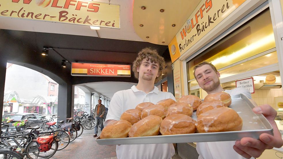 Lutger Lüthje-Höfeler (rechts) ist neuer Betreiber von Wolffs’ Berliner-Bäckerei in Emden. Hier ist er mit seinem Bruder Lennart Höfeler zu sehen, der ihm unter die Arme greift. Foto: Ortgies