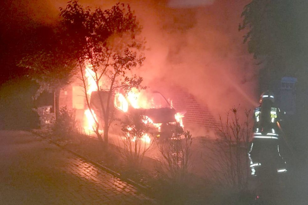 Der Transporter brannte in voller Ausdehnung. Foto: Feuerwehr