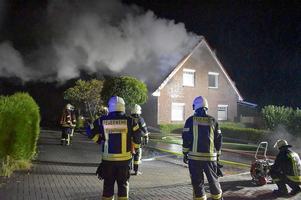 Flammen griffen auf das Dach den angrenzenden Wohnhauses über. Foto: Feuerwehr