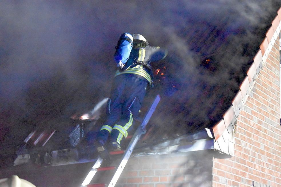 Feuerwehrkräfte deckten das Dach ab. Foto: Feuerwehr