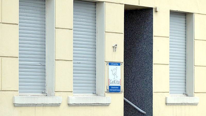 Nach dem Tod eines zweijährigen Jungen in einer städtischen Mini-Kita in Gelsenkirchen ermittelt die Polizei „in alle Richtungen“. Foto: Federico Gambarini/dpa