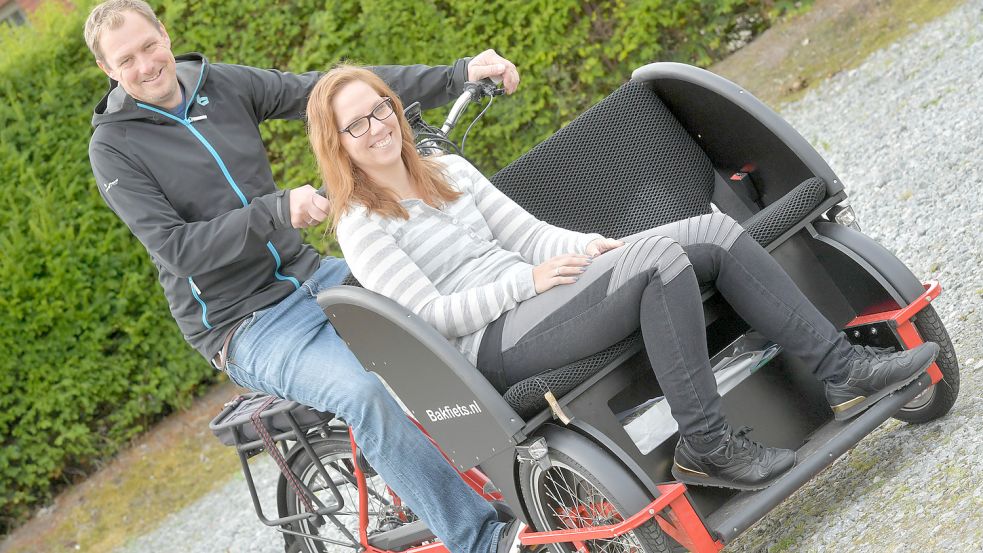 Stephan Oltmanns und Kerstin Schoon zeigen mit dieser Rikscha, was Lastenräder noch alles können. Eine Rikscha wird oft für Menschen eingesetzt, die selbst nicht fahren können. Foto: Ortgies