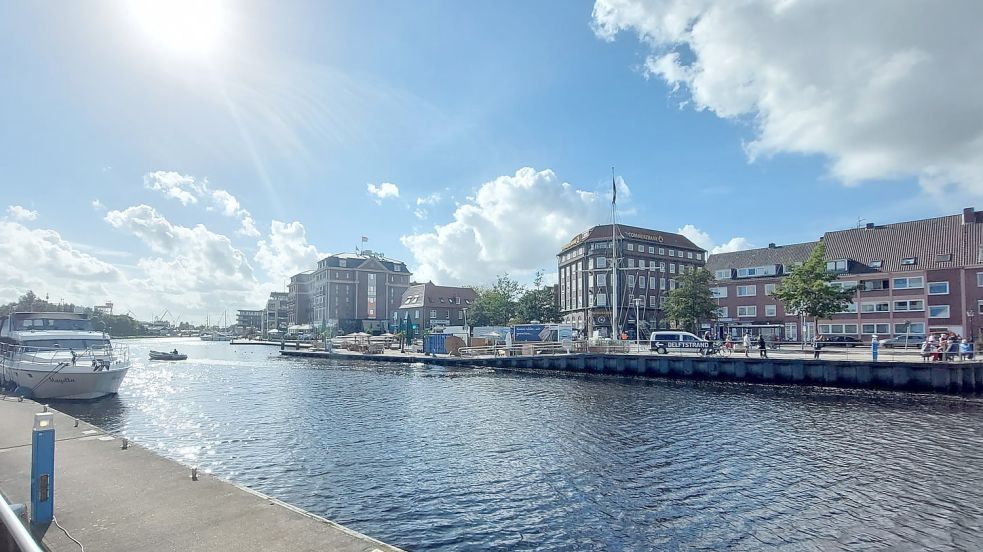 Im Sommer wurde ein Teil der Fläche am Hafentor zum Delftstrand. Der Erfolg spornt die Stadt an, dort dauerhaft mehr anzubieten. Foto: Hanssen