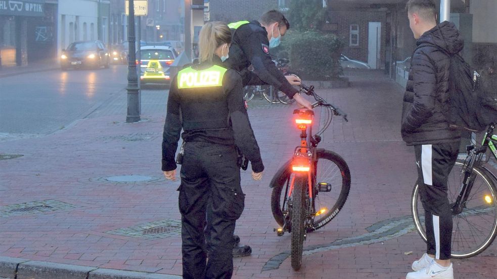 Unter anderem wurden Radfahrer in der Leeraner Mühlenstraße kontrolliert. Foto: Polizei