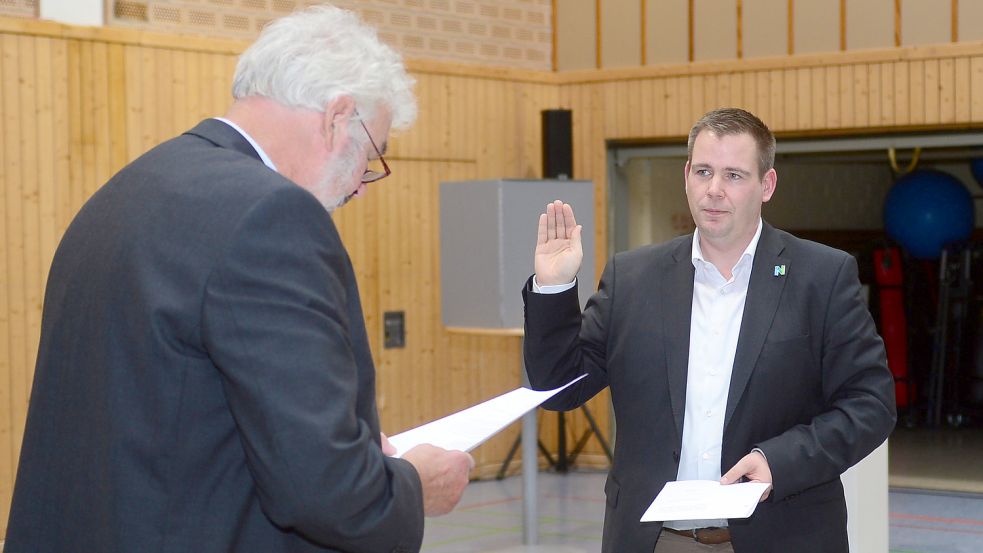 Alterspräsident Wolfgang Sikken (links) nahm Nordens neuem Bürgermeister Florian Eiben den Amtseid ab. Foto: Tebben-Wilgrubs