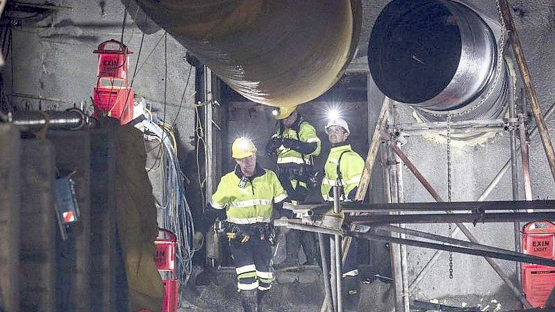 Arbeiter öffnen 2019 die erste der beiden Schleusentüren in der Pike River Mine. Elf Jahre nach einem schweren Minenunglück in Neuseeland mit 29 Toten haben die Behörden die sterblichen Überreste von mindestens zwei der Opfer entdeckt. Foto: Neil Silverwood/Pike River Recovery Agency/dpa