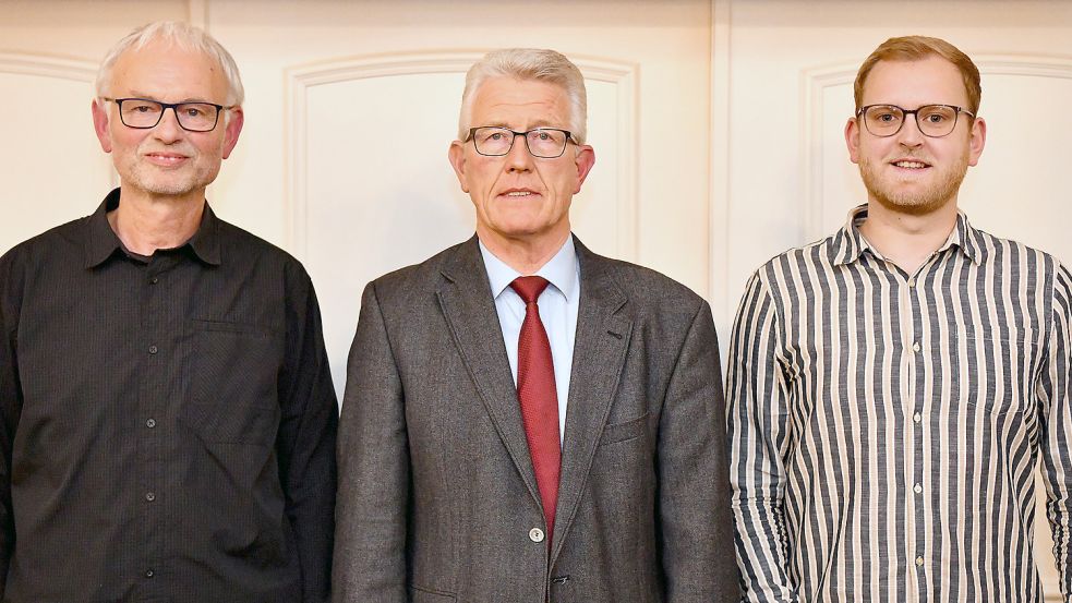 Joachim Brahms (SPD, Mitte) bleibt ehrenamtlicher Bürgermeister von Neukamperfehn. Sei erster Stellvertreter ist Herbert Buß (SPD, links), sein zweiter Stellvertreter Niko Fecht (NWG). Foto: Stromann
