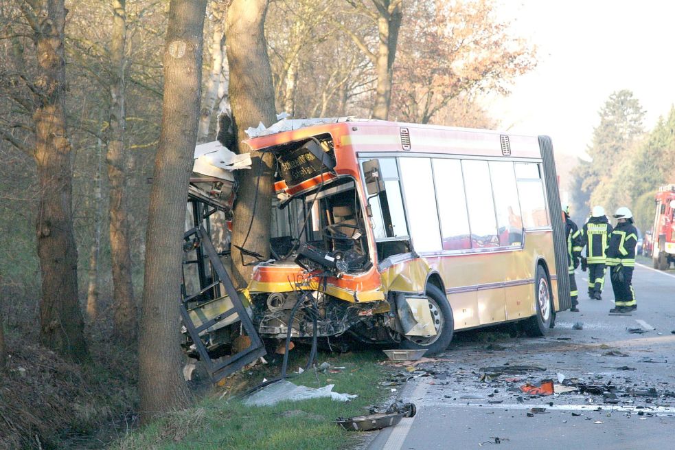 Der Bus prallte nach dem Zusammenstoß mit dem Auto gegen einen Baum.