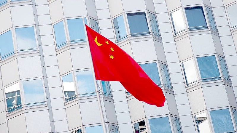 Die chinesische Fahne weht am Botschaftsgebäude der Volksrepublik China in Berlin. Foto: Alex Ehlers/zb/dpa