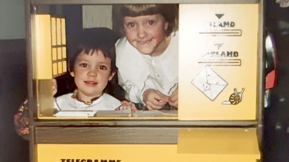 Die Poststelle begeisterte im Hause Thonicke. Das Bild zeigt Anne (links) mit ihrer älteren Schwester Lena im Jahr 1990. Die jüngere Schwester Imke war doch nicht auf der Welt, aber schon „unterwegs“. Foto: Privat