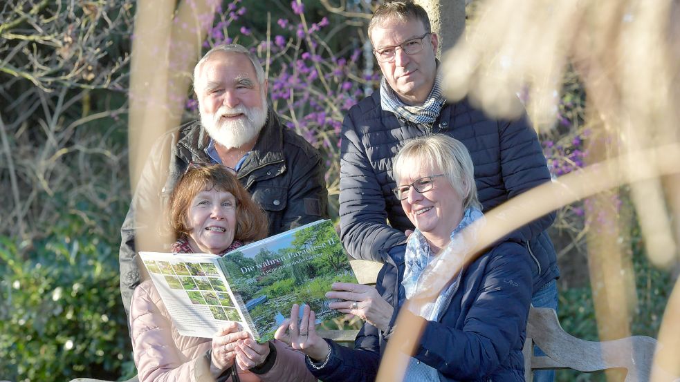 Klaus Knospe und Brigitte Knospe-Carstens (links) sowie Amanda und Arno Peters freuen sich, dass sie ihre Gärten in dem neuen Buch vorstellen durften. Fotos: Ortgies