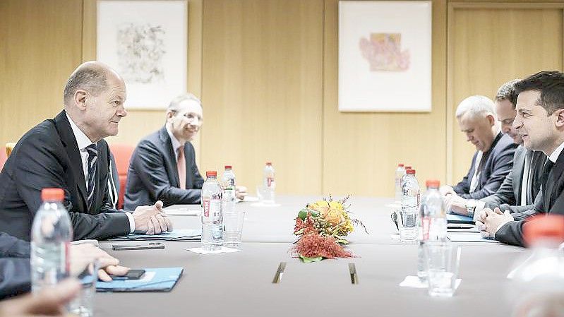 Bundeskanzler Olaf Scholz (SPD, l) im Gespräch mit dem ukrainischen Präsidenten Wolodymyr Selenski (r) beim Gipfeltreffen der Östlichen Partnerschaft in Brüssel. Foto: Jesco Denzel/Bundesregierung/dpa