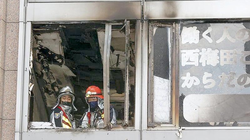 Bei einem Hochhausbrand im japanischen Osaka sind vermutlich mehr als zwei Dutzend Menschen ums Leben gekommen. Foto: Uncredited/Kyodo News/AP/dpa