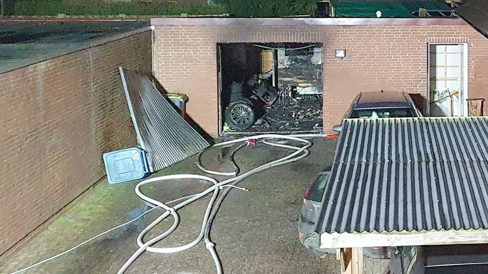 Eine Garage zwischen zwei Häusern fing in Großheide Feuer. Foto: Feuerwehr Großheide
