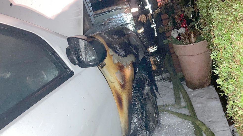 Der Wagen wurde durch die Flammen beschädigt. Foto: Feuerwehr
