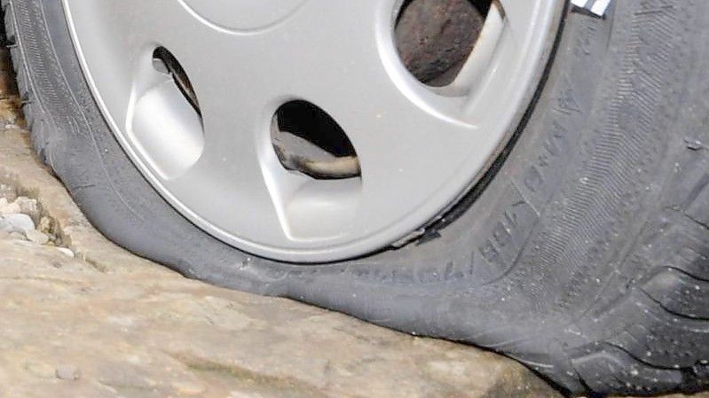 Platter Reifen: Bei nahezu allen Autos hat der Mann alle vier Reifen beschädigt. Foto: Marcus Führer/dpa