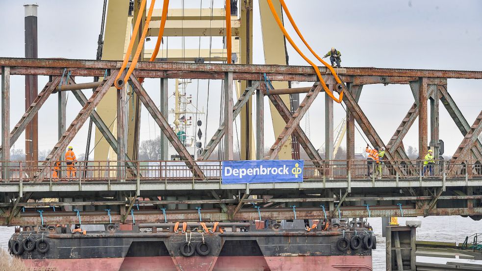 Am Donnerstag ist mit dem Abbau der Überreste der Friesenbrücke begonnen worden. Foto: Ortgies