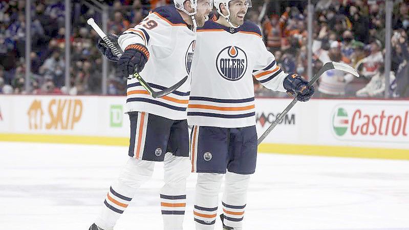 Edmontons Leon Draisaitl (l) und Teamkollege Evan Bouchard feiern Draisaitls Tor. Foto: Darryl Dyck/The Canadian Press/AP/dpa
