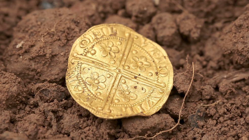 Ein Engländer findet auf einem Feld eine Goldmünze. Foto: Spink