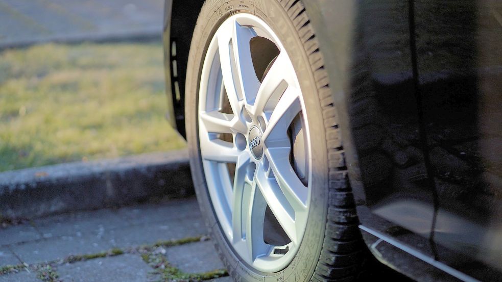Die Reifen von zwei Autos sind in Weener aufgeschlitzt worden. Symbolfoto: Pixabay