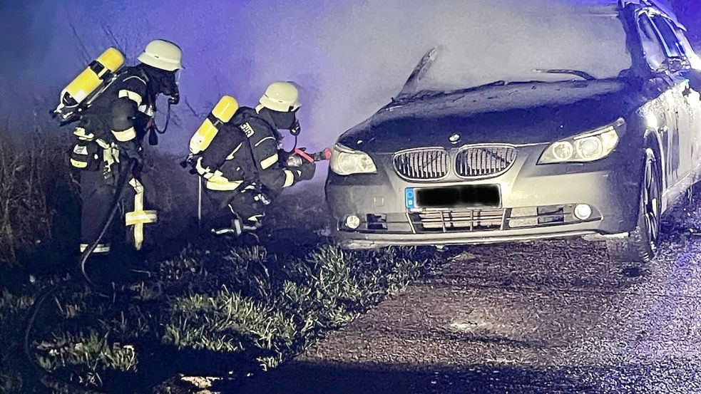 Während der Fahrt ist in Ihlow ein Auto in Flammen aufgegangen. Foto: Feuerwehr
