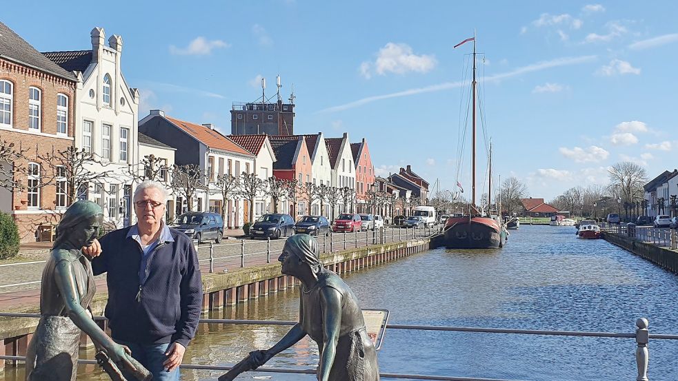 Weeners Ortsvorsteher Friederich Sap steht an einem seiner Lieblingsplätze in der Stadt: dem Hafenköpf mit den Törfwiefkes. Foto: Gettkowski
