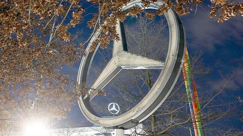 Der Mercedes-Stern am Stammwerk in Stuttgart. Foto: Bernd Weißbrod/dpa