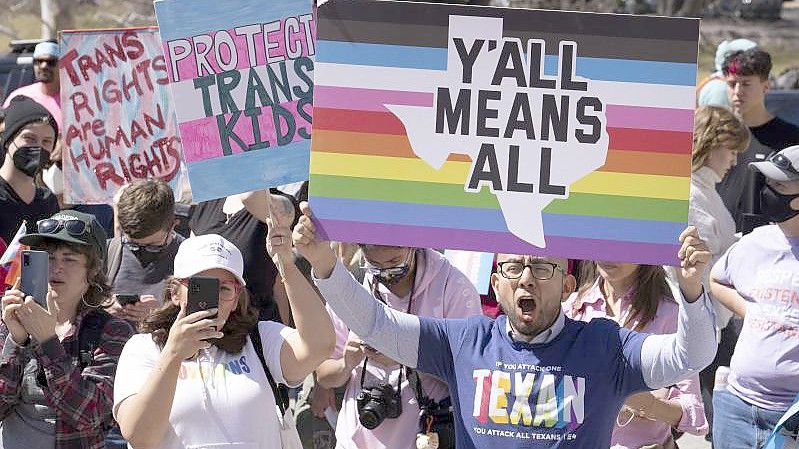Transgender-Jugendliche aus Texas, ihre Angehörigen und Familien versammeln sich vor dem State Capitol und protestieren gegen die Anweisung von Gouverneur Abbott. Foto: Bob Daemmrich/ZUMA Press Wire/dpa