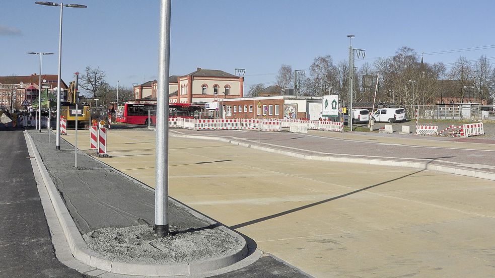 Die spätere Struktur des neuen ZOB ist schon gut erkennbar. Wenn der Busbahnhof im November fertig ist, gibt es auch Änderung in der Route zweier Stadtbuslinien. Foto: Wolters