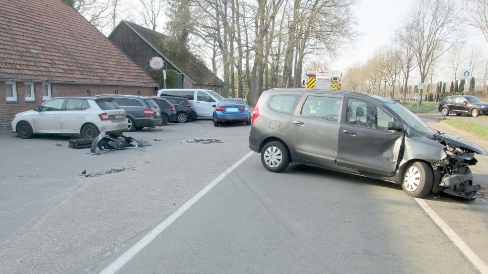Sechs Autos wurden bei dem Unfall in Westerstede beschädigt. Foto: Polizei