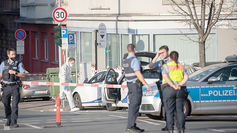 Polizeibeamte arbeiten nach einem Einsatz am Mainzer Aliceplatz. Foto: Sebastian Gollnow/dpa