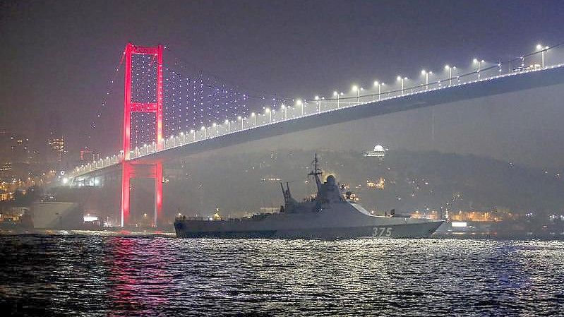 Ein Patrouillenboot der russischen Marine durchquert den Bosporus auf dem Weg zur russischen Flotte im Schwarzen Meer. Foto: Emrah Gurel/AP/dpa