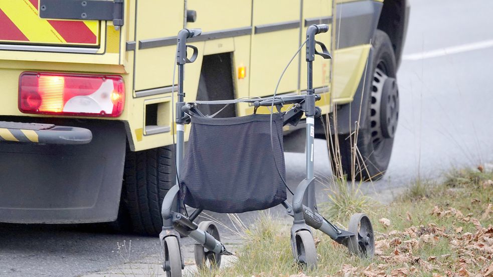 In Bremen-Huchting ist eine gehbehinderte Frau am frühen Dienstag von zwei Männern ausgeraubt worden. Sie musste von Rettungskräften versorgt werden. (Symbolfoto) Foto: imago images/HärtelPRESS