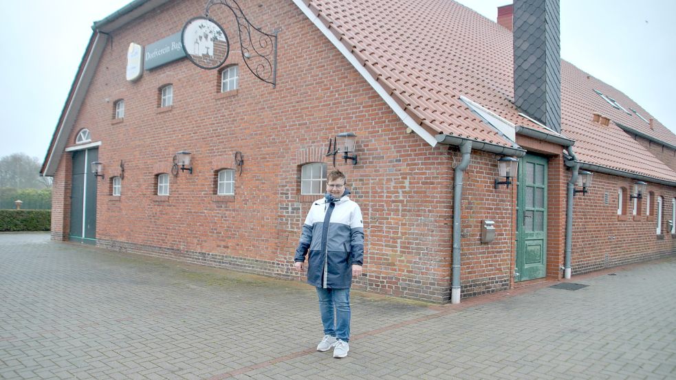 Dorfvereins-Vorsitzende Fenna Bohlen vor dem Dorfvereinshaus, das bis in die 1970er Jahre hinein eine Dorfschule war. Foto: Schönig