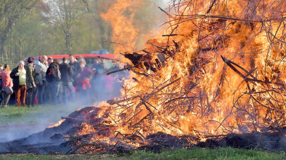 Innerhalb von wenigen Minuten stand 2019 der Reisighaufen am Timmeler Dorfteich in Flammen. Foto: Archiv/Ortgies