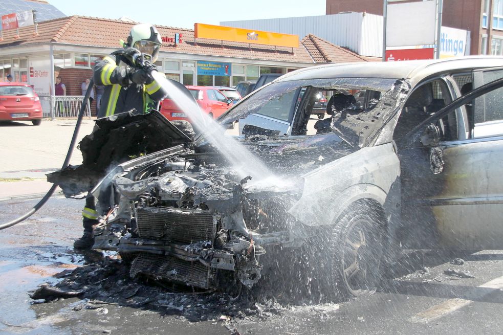 Ein Wagen hatte bei dem Unfall in Aurich Feuer gefangen und musste gelöscht werden.