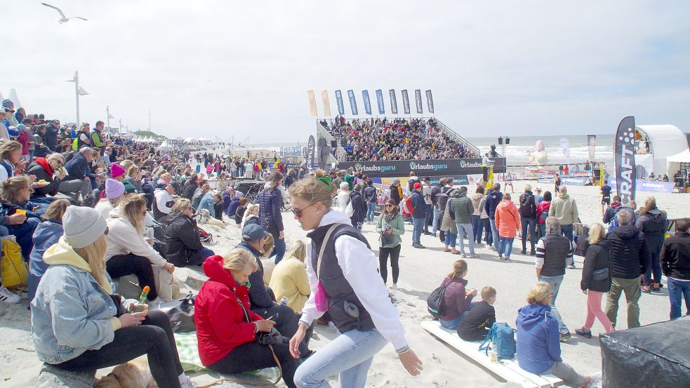 Zahlreiche Menschen verfolgten am Sonnabend das Beachvolleyball-Turnier am Nordstrand. Foto: Leidig