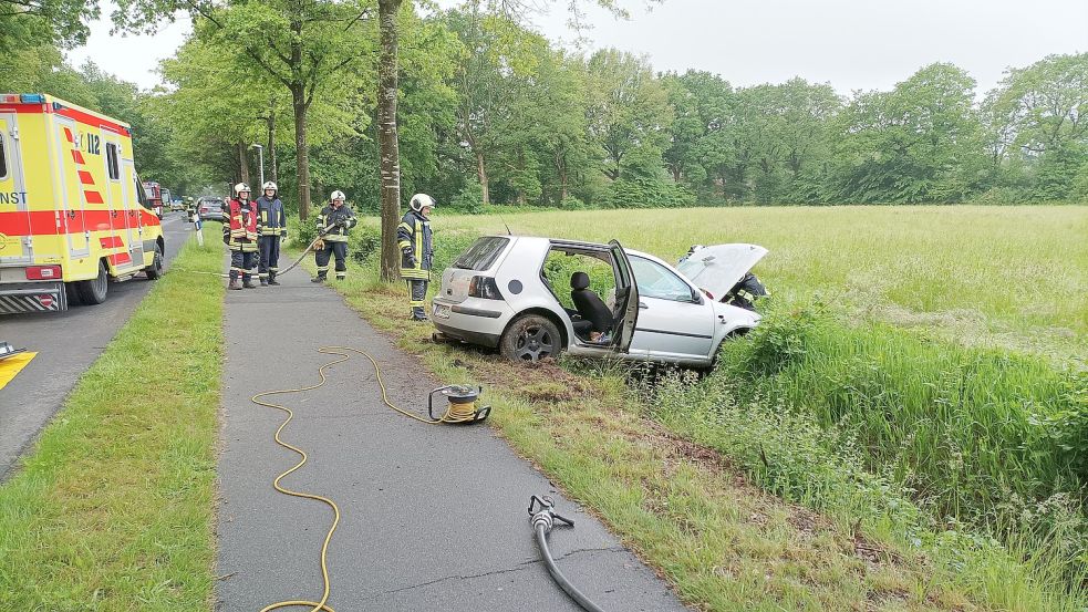 Der VW Golf wurde in den Straßengraben geschleudert. Fotos: Kreisfeuerwehrverband Aurich