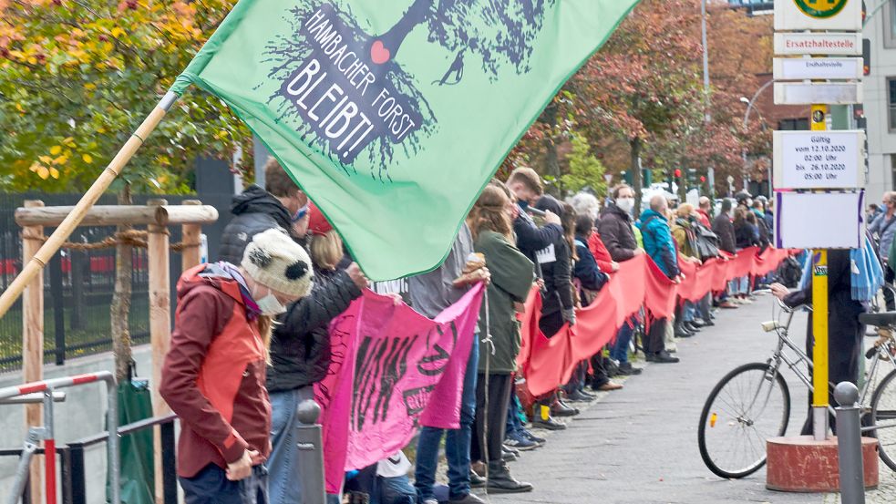Im Oktober 2020 fanden weitere Demonstrationen gegen die Abholzung des Hambacher Forsts statt. Der Film „Finite: The Climate of Change“ beim Filmfest Emden/Norderney befasst sich mit dem Thema. Foto: Annette Riedl/dpa