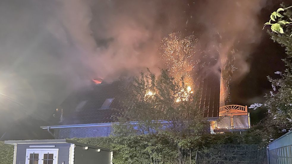 Flammen schlugen aus dem Dach des Hauses. Fotos: Feuerwehr