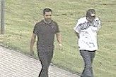 Ohne Taschen laufen zwei der Männer, die die Polizei nun sucht, in Richtung Krankenhaus.