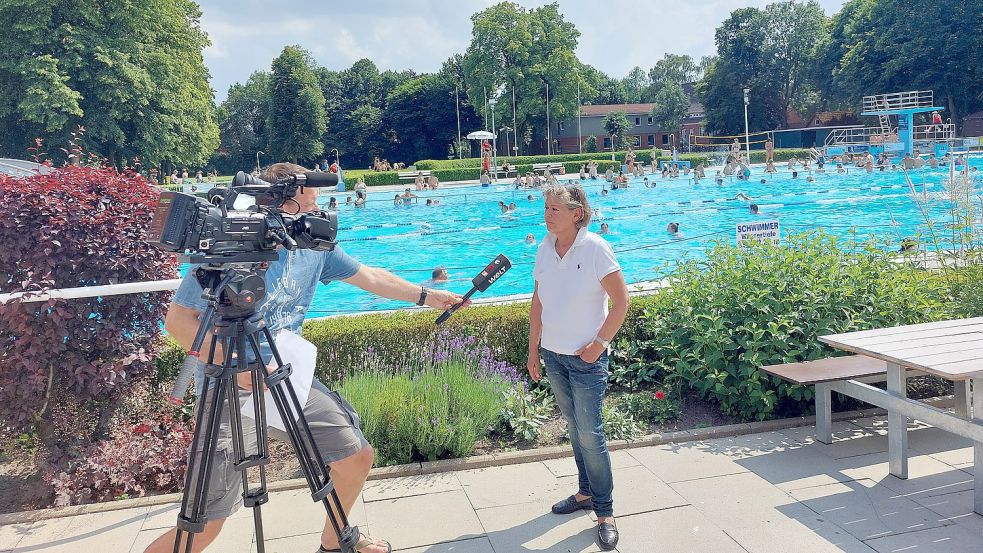 Vereinsvorsitzende Gudrun Schöttes wurde am Donnerstag von einem Sat1-Fernseh-Redakteur zum Van-Ameren-Bad interviewt. Foto: Hanssen