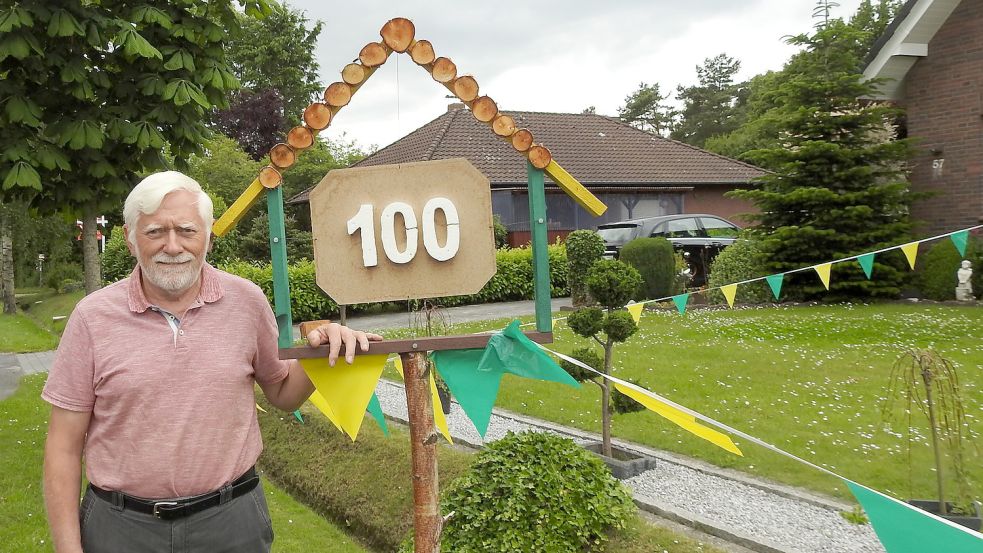 Alfred Meyer vor seinem Haus in Mullberg: Mit Kommunalpolitik hat der Ex-Bürgermeister nichts mehr am Hut. Foto: Wiggermann