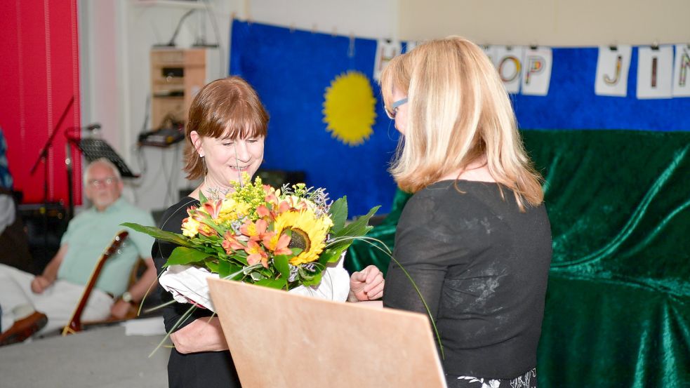 Auch Bürgermeisterin Hilke Looden (parteilos, rechts im Bild) verabschiedete sich am Mittwoch bei Jutta Lerche-Schaudinn. Im Amt ist diese offiziell noch bis zum Ende des Monats. Foto: Wagenaar